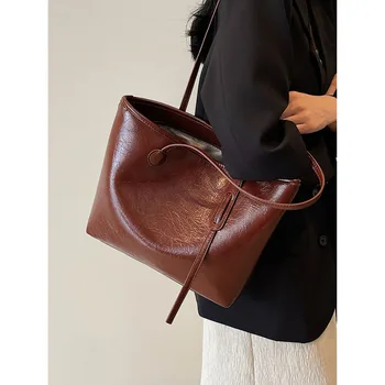 Голям капацитет Commuter чанта женски 2023 есен зима нова мода поп подмишниците чанти с торбичка луксозен реколта мека кожа пакет