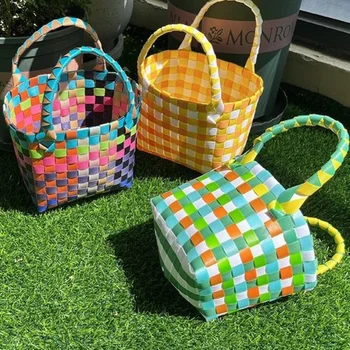 Нова тъкана чанта Малка квадратна чанта Пластмасова зеленчукова кошница чанта Малка цветна кошница Фотозаснемане и плажна чанта Чанти за жени