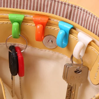 2Pcs Практически анти изгубени чанта куки пластмасови мини вградени чанта клипове преносим ключодържател висящи кука багажник жени чанти съхранение клип