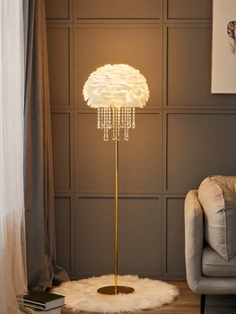 Подова лампа Перо кристална светлина Луксозна скандинавска всекидневна Диван Спалня Нощно шкафче Топла вертикална лампа