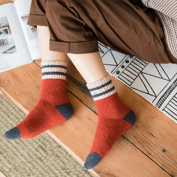 2023 Дебели хавлиени вълнени чорапи жени за есента и зимата с раирана пунктирана прежда Топли коледни чорапи
