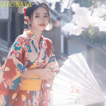 Традиционно японско кимоно за дамски халати, съчетано с костюми за сценична фотография на жълти гейши