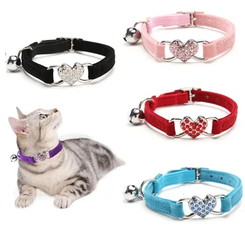 Cats Collar Heart Charm и Bell Cat Collar Safety Elastic Регулируем с меко кадифе Материал Pet Product Малък нашийник за кучета