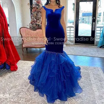 Разтегливи дълги шаферски рокли с мъниста диференцирана русалка от рамото кралско синьо кадифе тромпет сватбена парти рокля